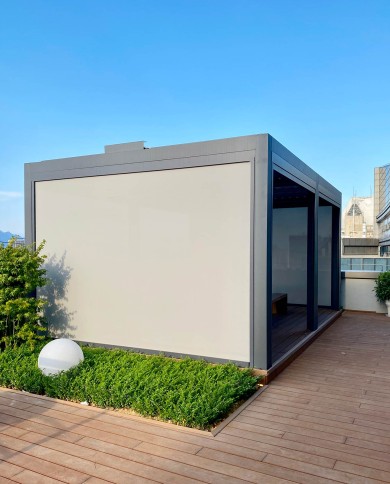 Pergola bio-climatique Europa avec côtés fermés