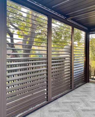 Pergola bio climatique Asia avec côté en persienne aluminium