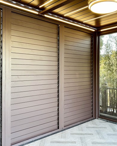 Pergola bio climatique Asia lames persiennes fermées