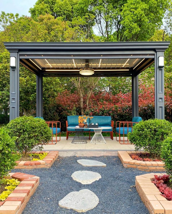 Pergola bio climatique Asia 4 pieds ouverte en fond de jardin