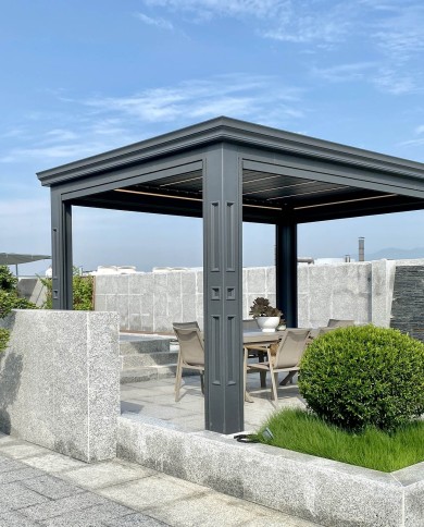 Pergola bio climatique Asia 4 pieds en fond de jardin grise