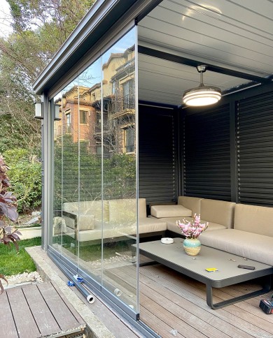 Pergola bio climatique Asia avec côtés vitrés