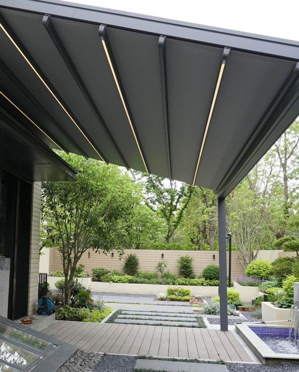 Pergola Tissa avec toit en toile en position fermée