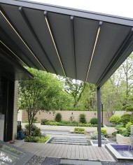 Pergola Tissa avec toit en toile en position fermée