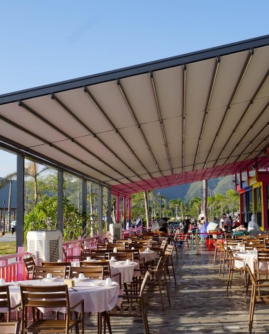 Pergola Tissa avec toit en toile en position fermée pour un restaurant