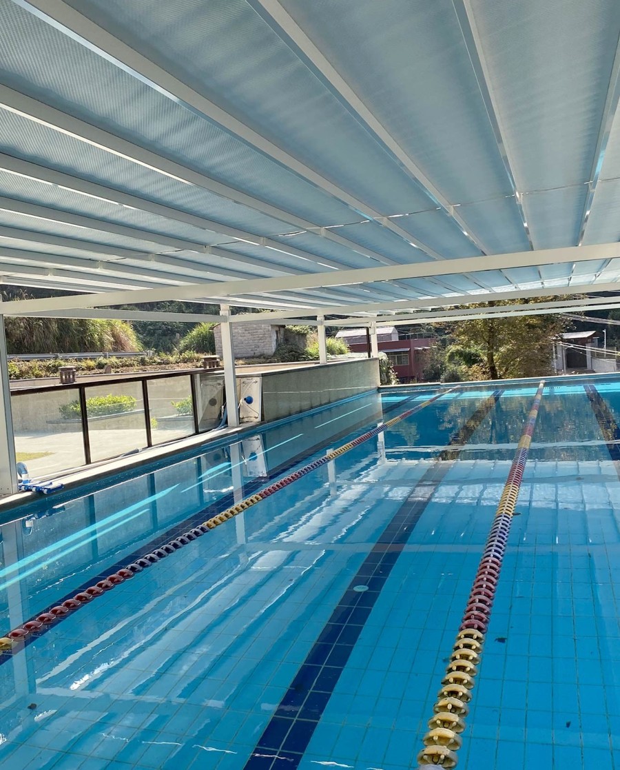 Pergola Tissa avec toit en toile pour couvrir une piscine