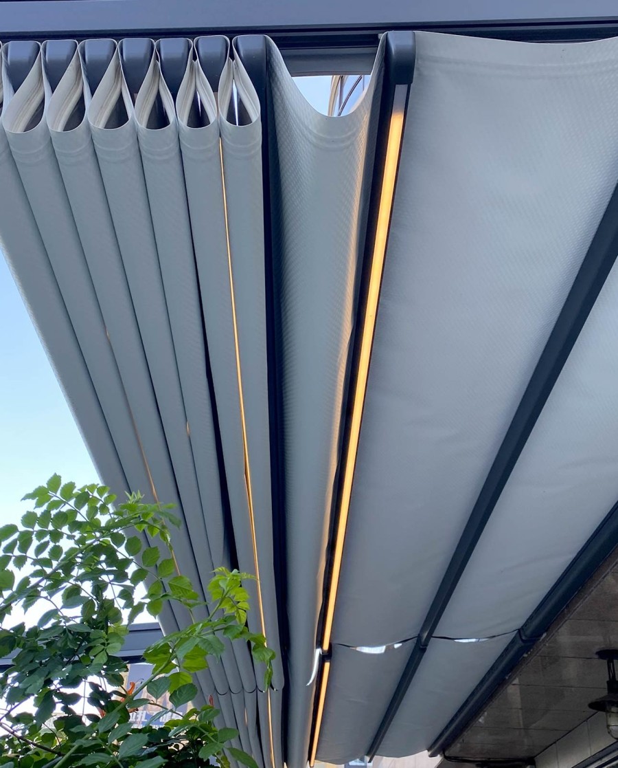 Pergola Tissa avec toit en toile avec vue zoomée sur le pliage