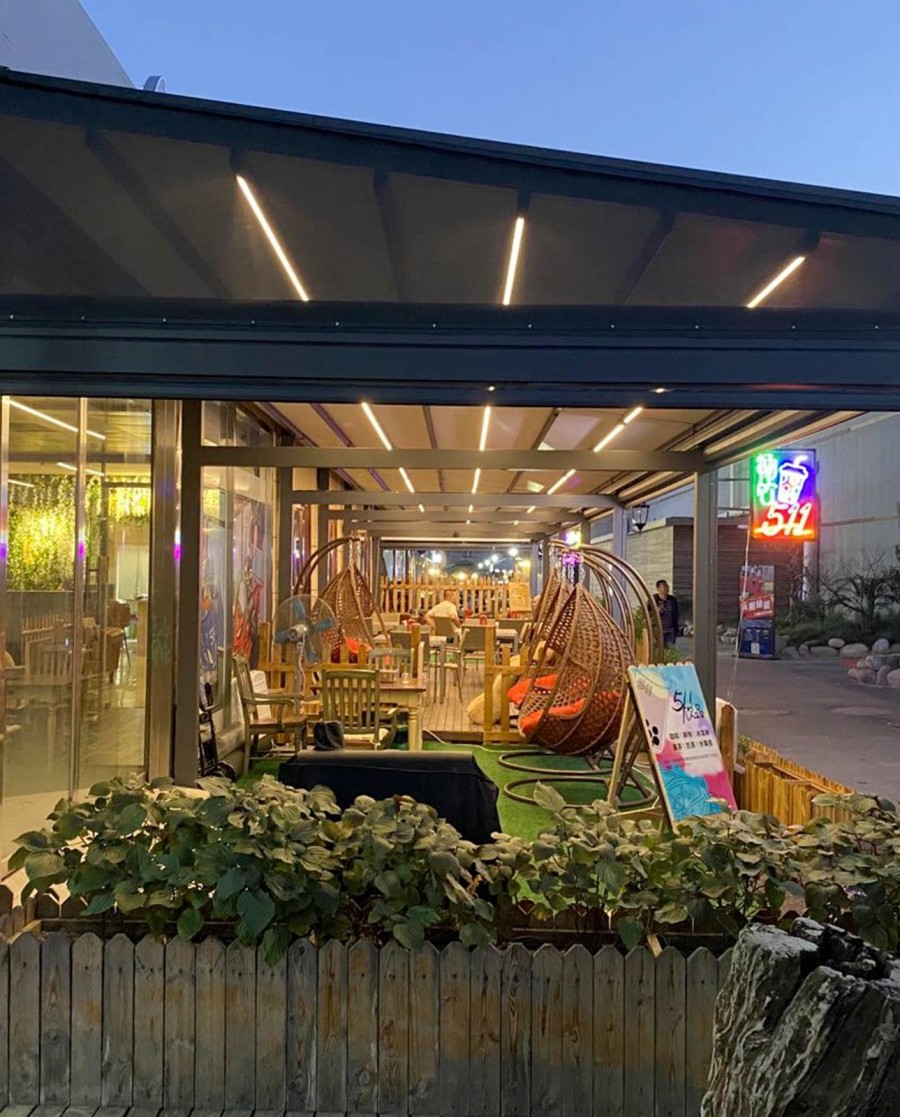 Pergola Tissa avec toit en toile en position fermée la nuit avec lumière leds