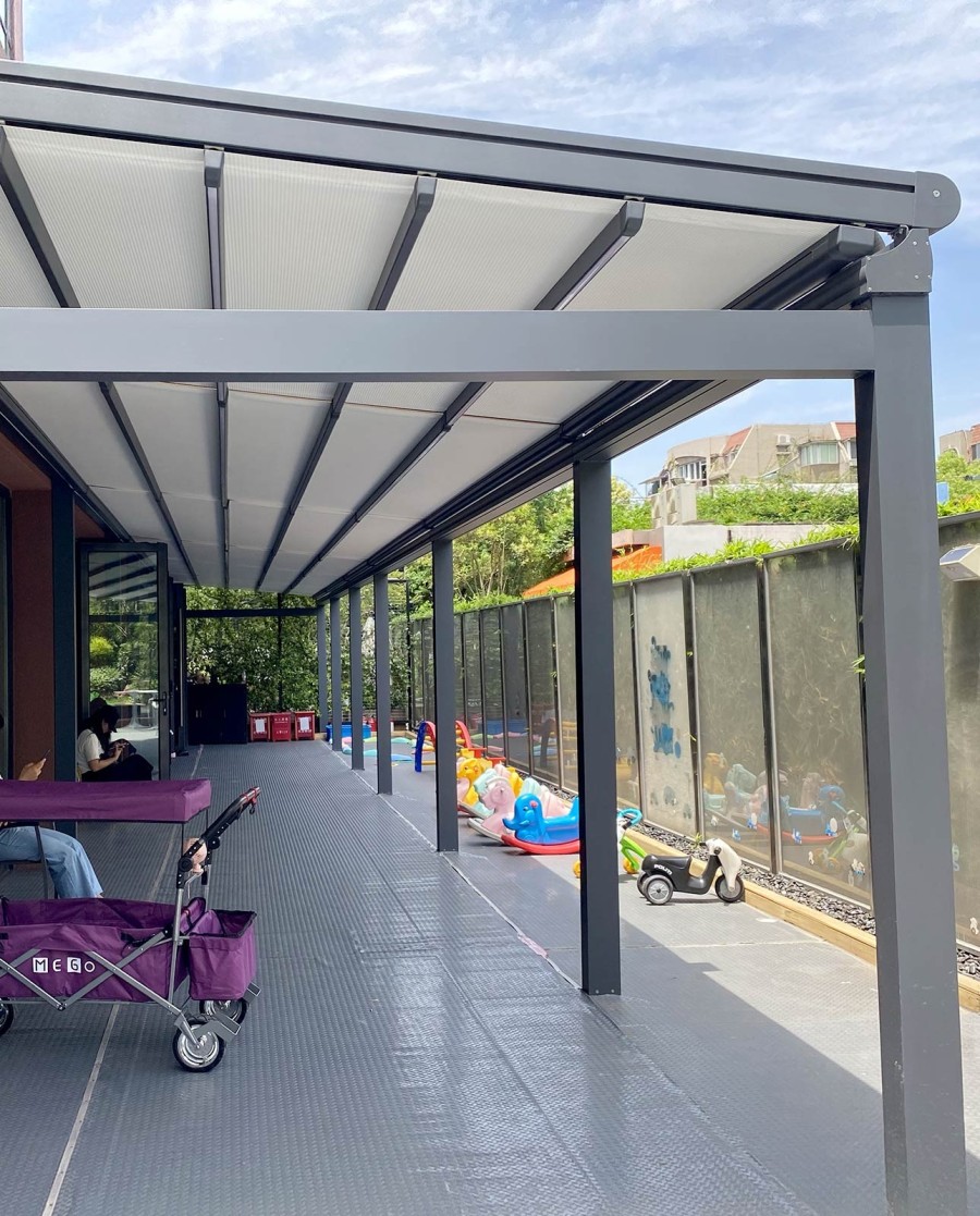 Pergola Tissa avec toit en toile en format grande longueur