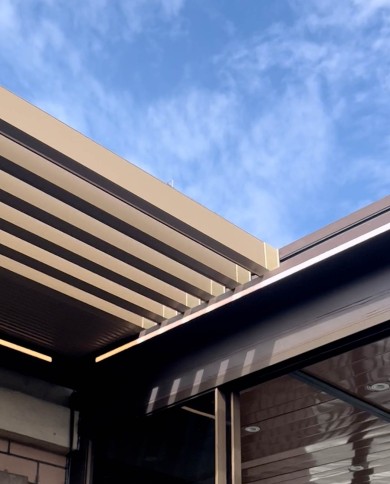 Pergola Bella à toit rétractable en aluminium avec vue sur les lames