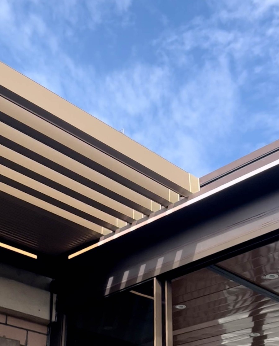 Pergola Bella à toit rétractable en aluminium avec vue sur les lames