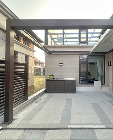 Pergola Bella à toit rétractable en aluminium en position ouverte