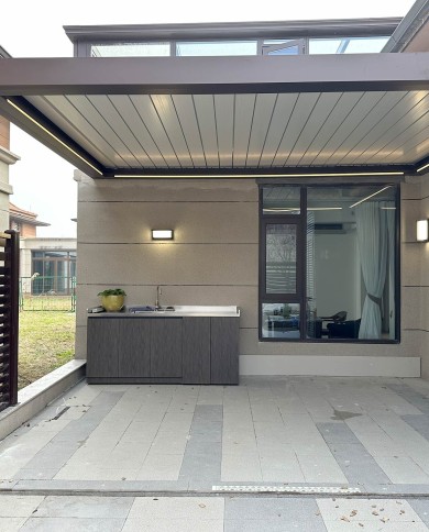 Pergola Bella à toit rétractable en aluminium en position fermée pour une cuisine extérieure