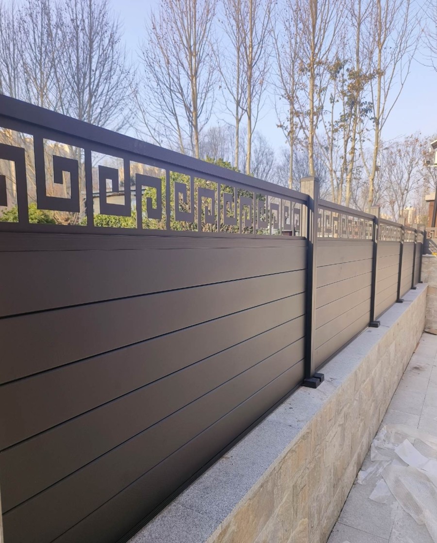 Profilés en aluminium avec frise pour clôture de maison et jardin