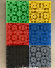 Dalle carrée dimensions : 40 cm x 40 cm épaisseur 2 cm en polypropylène ultra résistant